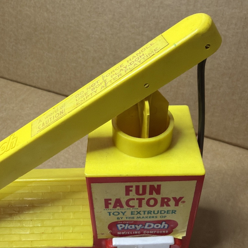 Vintage Play Doh Fun Factory Toy Extruder With 11 Attachments - Picture 7 of 9